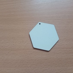 Set 50 blank-uri in forma de hexagon pentru martisor. 5.6x5 cm, Accessorii si unelte, Accesorii decorative, Alte accesorii, Prelucrarea lemnului, Gravare, pirogravura, ARTYNOS