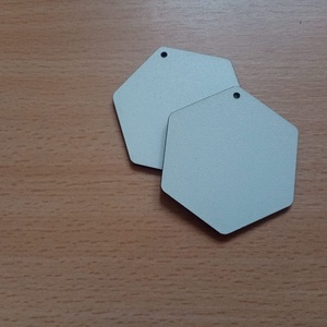 Set 50 blank-uri in forma de hexagon pentru martisor. 5.6x5 cm - accessorii și unelte - accesorii decorative - alte accesorii - Artynos.ro