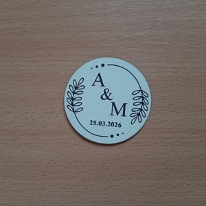 Set de 5 marturii gravate, personalizate cu initialele mirilor si data nuntii. Diametru  9 cm - Artynos.ro