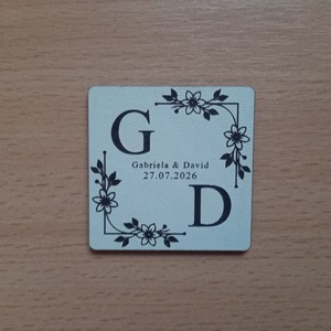 Set de 5 marturii gravate, personalizate cu initialele, numele mirilor si data nuntii. 9x9 cm - Artynos.ro