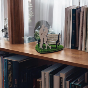 Diorama Povestea Noastra, Un Simbol al Iubirii, cu Banca Realista si Design Autentic - accessorii și unelte - lemn - alte produse din lemn - Artynos.ro