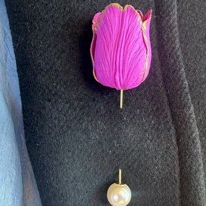 Brosa tip lalea fucsia cu detalii aurii si perla, Bijuterii, Brose, , ARTYNOS