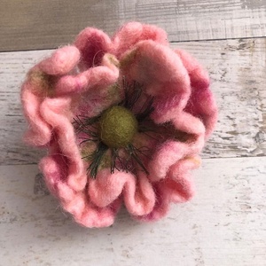 Brosa floare , Bijuterii, Brose, Fetruire, Brosa realizata din lana impaslita manual
Diametru aprox 8 cm
, ARTYNOS