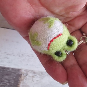 Breloc broscuta  - genți și portofele - accesorii genți - breloc - Artynos.ro