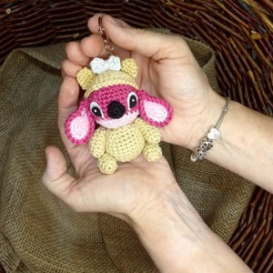Breloc croșetat Mini Stitch - genți și portofele - accesorii genți - breloc - Artynos.ro