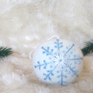 Glob de lana brodata Fulg de nea, Craciun, Decoratiuni de Craciun de casa, Figurine pentru pomul de Craciun, Broderie, ARTYNOS