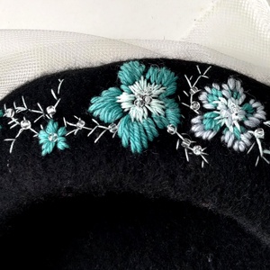 Bereta lânā cu broderie manuala Flori de gheata - îmbrăcăminte și modă - eșarfe, pălării, fularuri - pălărie - Artynos.ro