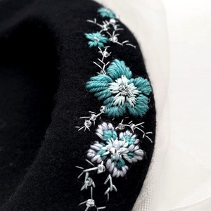 Bereta lânā cu broderie manuala Flori de gheata - îmbrăcăminte și modă - eșarfe, pălării, fularuri - pălărie - Artynos.ro