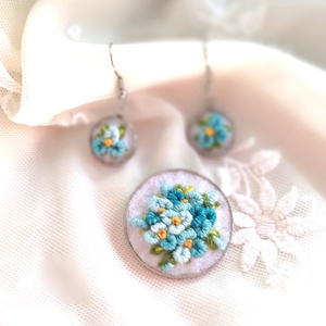 Set brodati brosa si cercei Soft blue - bijuterii - seturi de bijuterii - Artynos.ro