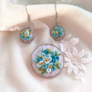 Set brodati brosa si cercei Soft blue - Artynos.ro