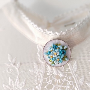Set brodati brosa si cercei Soft blue - bijuterii - seturi de bijuterii - Artynos.ro