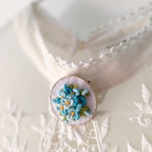 Set brodati brosa si cercei Soft blue - bijuterii - seturi de bijuterii - Artynos.ro