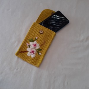 Carcase de telefon croșetate și brodate cu patent magnetic -  - Artynos.ro