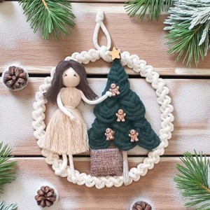 Decorațiune de perete macramé unică de Crăciun cu figurină de fată, pom de Crăciun și miere - crăciun - decorațiuni de crăciun de casă - Artynos.ro