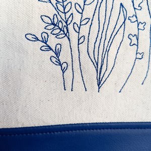 Geantă de umăr albastră brodată Wildflower - geantă și husă - geantă pentru cumpărături - geantă shopper, geantă tote, geantă textilă - Artynos.ro