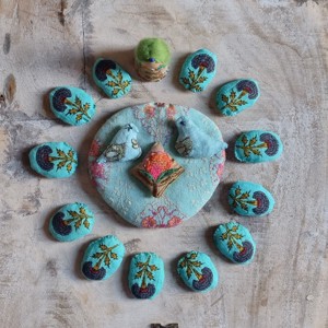 Un an pe insulă - quilting textil pentru copii - jucării și echipamente pentru copii - jocuri de gândire - curcubeu montessori, jocuri waldorf - Artynos.ro