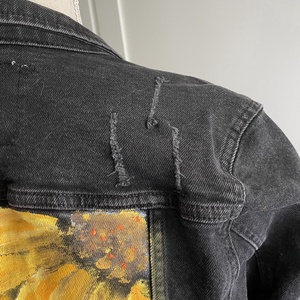 Geaca de blugi pictată cu floarea soarelui  - îmbrăcăminte și modă - haine damă - jachetă de femei - Artynos.ro