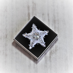 brosa stea, brosa margele, brosa alba, accesorii femei, bijuterii cadou accesorii sacou bijuterii handmade - Artynos.ro