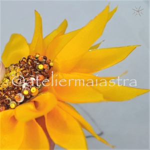 brosa floarea-soarelui handmade 3D, brosa floare accesorii femei, bijuterii cadou accesorii sacou bijuterii handmade - Artynos.ro