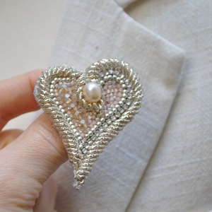 brosa inima roz 3D perla cultura, brosa handmade, accesorii femei, bijuterii cadou accesorii sacou bijuterii handmade - bijuterii - broșă, insigne - insigne - Artynos.ro
