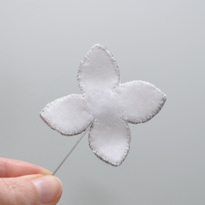 brosa floare ac pentru rever , bijuterii handmade - bijuterii - broșă, insigne - insigne - Artynos.ro