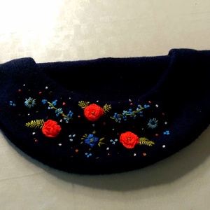 Beretă cu broderie manuală - îmbrăcăminte și modă - eșarfe, pălării, fularuri - pălărie - Artynos.ro