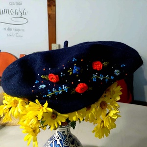 Beretă cu broderie manuală - îmbrăcăminte și modă - eșarfe, pălării, fularuri - pălărie - Artynos.ro