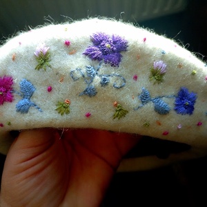 Beretă crem cu broderie manuală, Îmbrăcăminte și modă, Eșarfe, pălării, fularuri, Căciulă, Broderie, ARTYNOS