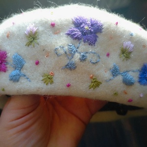Beretă crem cu broderie manuală - îmbrăcăminte și modă - eșarfe, pălării, fularuri - căciulă - Artynos.ro