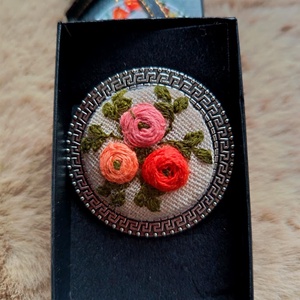 Brosa cu broderie manuala - Artynos.ro