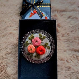 Broșă cu broderie manuală - bijuterii - broșe - Artynos.ro