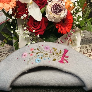 Beretă gri cu broderie manuală - îmbrăcăminte și modă - eșarfe, pălării, fularuri - pălărie - Artynos.ro