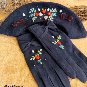 Set brodat: bereta si manusi - Artynos.ro