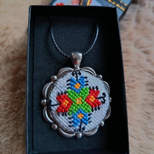 Pandantiv cu motiv tradițional - bijuterii - coliere - pandative - Artynos.ro