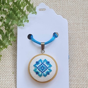 Pandantiv albastru model traditional, baza din lemn natur, Bijuterii, Coliere, Coliere cu pandantive, Broderie, Confectionarea bijuteriilor, ARTYNOS