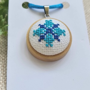 Pandantiv albastru și bleu, model traditional, bază din lemn natur - bijuterii - coliere - coliere cu pandantive - Artynos.ro
