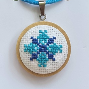 Pandantiv albastru și bleu, model traditional, bază din lemn natur - bijuterii - coliere - coliere cu pandantive - Artynos.ro