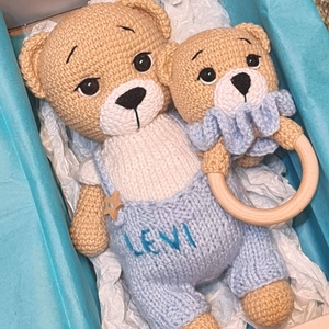 Set cadou pentru bebeluși - Ursuleți croșetați manual, cu salopetă și jucărie senzorială - casă & stil de viață - set de cadou - Artynos.ro