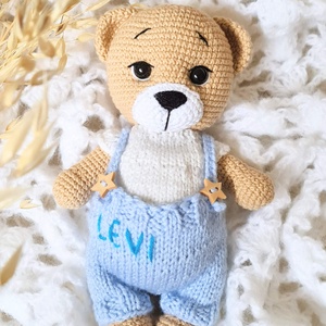 Set cadou pentru bebeluși - Ursuleți croșetați manual, cu salopetă și jucărie senzorială - casă & stil de viață - set de cadou - Artynos.ro