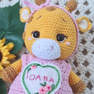 Jucarie crosetata manual Girafa cu salopeta roz - Artynos.ro