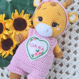 Jucărie croșetată manual Girafă cu salopetă roz - jucării și echipamente pentru copii - jucării și accesorii pentru copii - păpuși de joacă - Artynos.ro