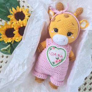 Jucărie croșetată manual Girafă cu salopetă roz - jucării și echipamente pentru copii - jucării și accesorii pentru copii - păpuși de joacă - Artynos.ro