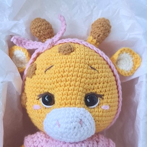 Jucărie croșetată manual Girafă cu salopetă roz - jucării și echipamente pentru copii - jucării și accesorii pentru copii - păpuși de joacă - Artynos.ro