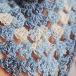 Șal triunghiular croșetat manual MIRABELA - îmbrăcăminte și modă - eșarfe, pălării, fularuri - șaluri - Artynos.ro