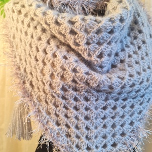 Șal triunghiular croșetat manual MARIA - îmbrăcăminte și modă - eșarfe, pălării, fularuri - șaluri - Artynos.ro