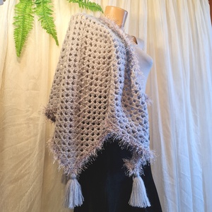 Șal triunghiular croșetat manual MARIA - îmbrăcăminte și modă - eșarfe, pălării, fularuri - șaluri - Artynos.ro