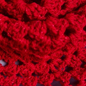 Șal triunghiular croșetat manual CARMINA rosu - îmbrăcăminte și modă - eșarfe, pălării, fularuri - șaluri - Artynos.ro