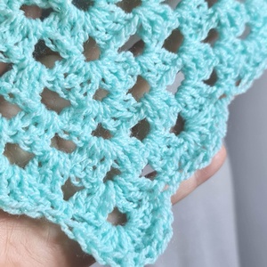 Șal triunghiular croșetat manual CARMINA  - îmbrăcăminte și modă - eșarfe, pălării, fularuri - șaluri - Artynos.ro