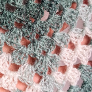 Șal triunghiular croșetat manual SOFIA - îmbrăcăminte și modă - eșarfe, pălării, fularuri - șaluri - Artynos.ro