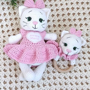 Set cadou pentru bebelusi - Pisicute crosetate manual, cu rochita si jucarie senzoriala, Jucarii si echipamente pentru copii, Jucarii bebelusi, Jucarii de dentitie, Crosetat, ARTYNOS